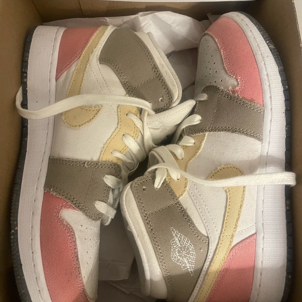 Air Jordan 1 Mid SE (GS) Authentic